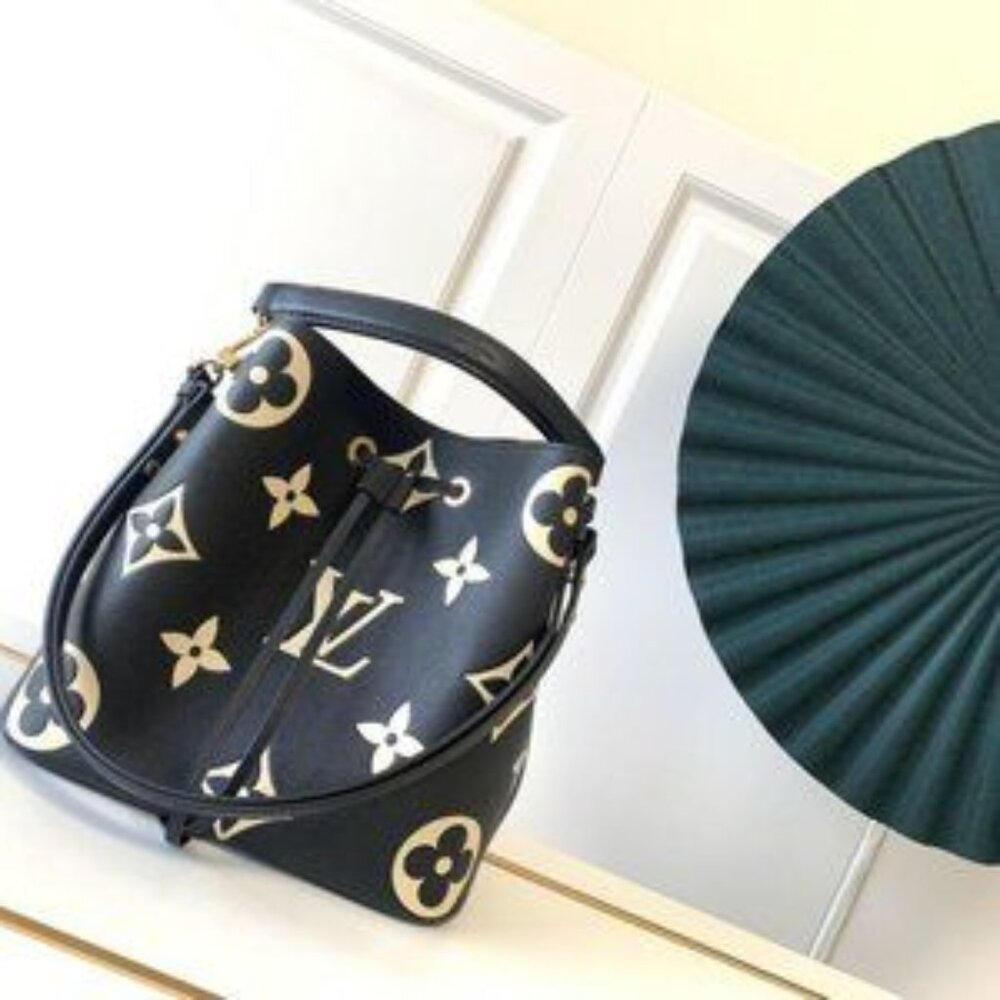 Louis Vuitton NeoNoe MM Shoulder Crossbody Bag